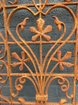 Grille de porte-fenêtre en fonte, ornement mural, belle pièce en fer forgé.